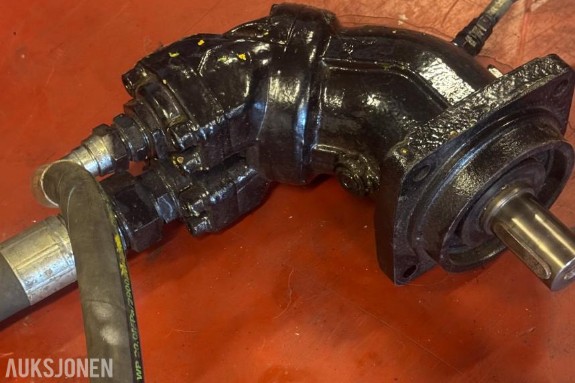 2023 Parker F12-182 hydraulikkmotor med tre monterte hydraulikkslanger og hurtigkoblinger